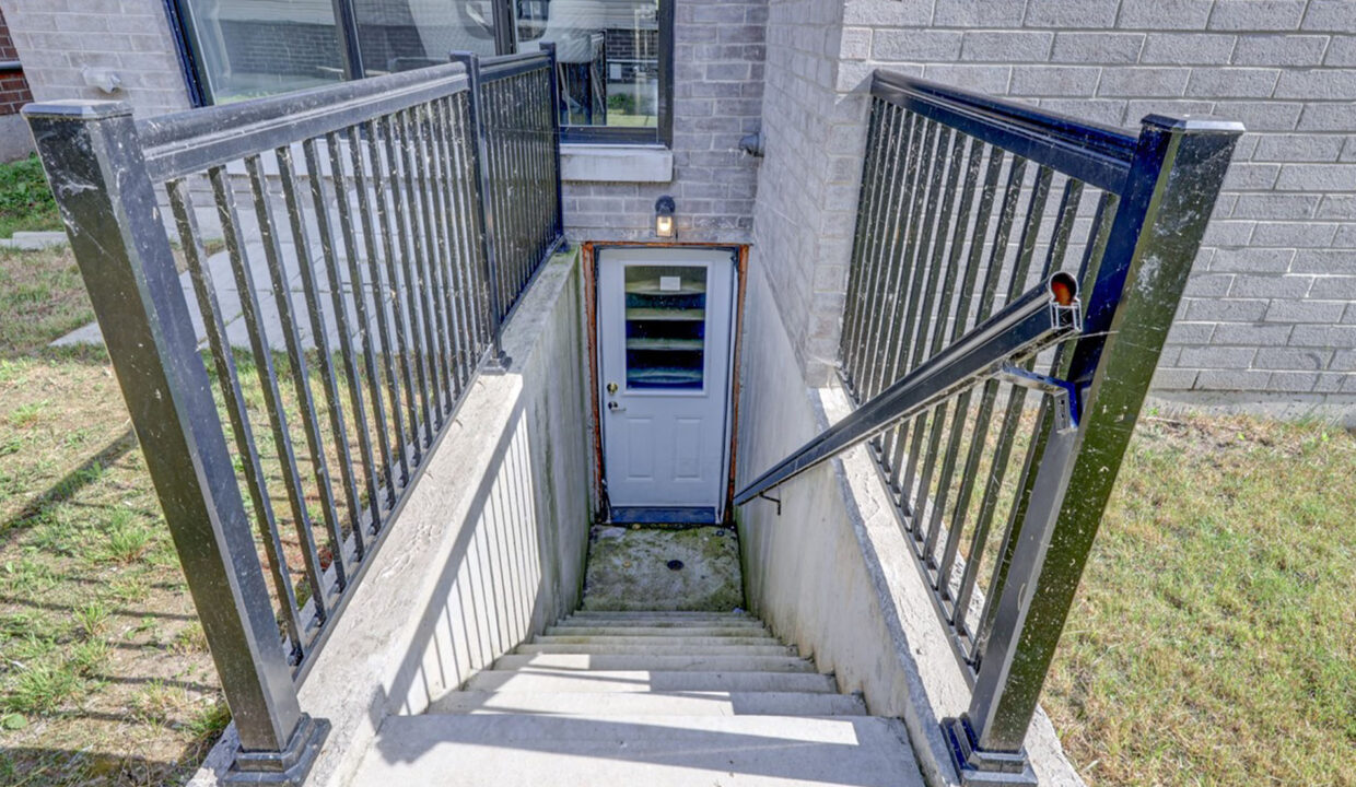 1 Cryderman Ln Bowmanville ON 47